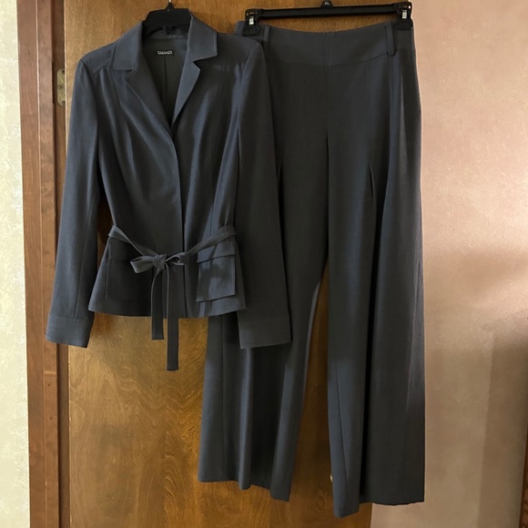 Tahari Dark Gray Suit Jacket, Size 8 - Picture 11 of 16